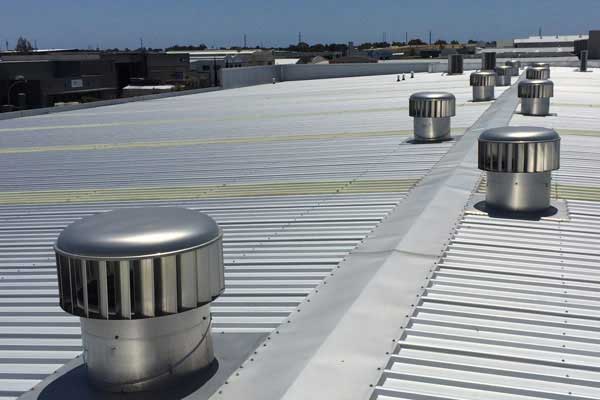 سیستم تعویض هوای طبیعی که بر روی سقف نصب شده